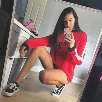 Deze torenhoge Europees Kampioene heeft vanwege haar lengte moeite om een man te vinden...