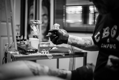 Mannen kiezen steeds vaker voor een piepkleine tattoo