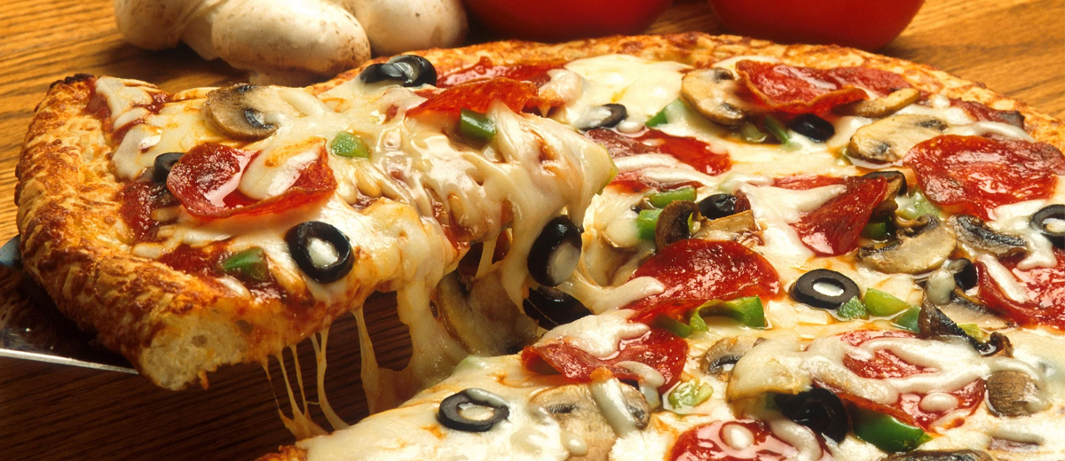 Pizza's bezorgen op een scooter? Deze bad-ass doet het op een jet-ski!