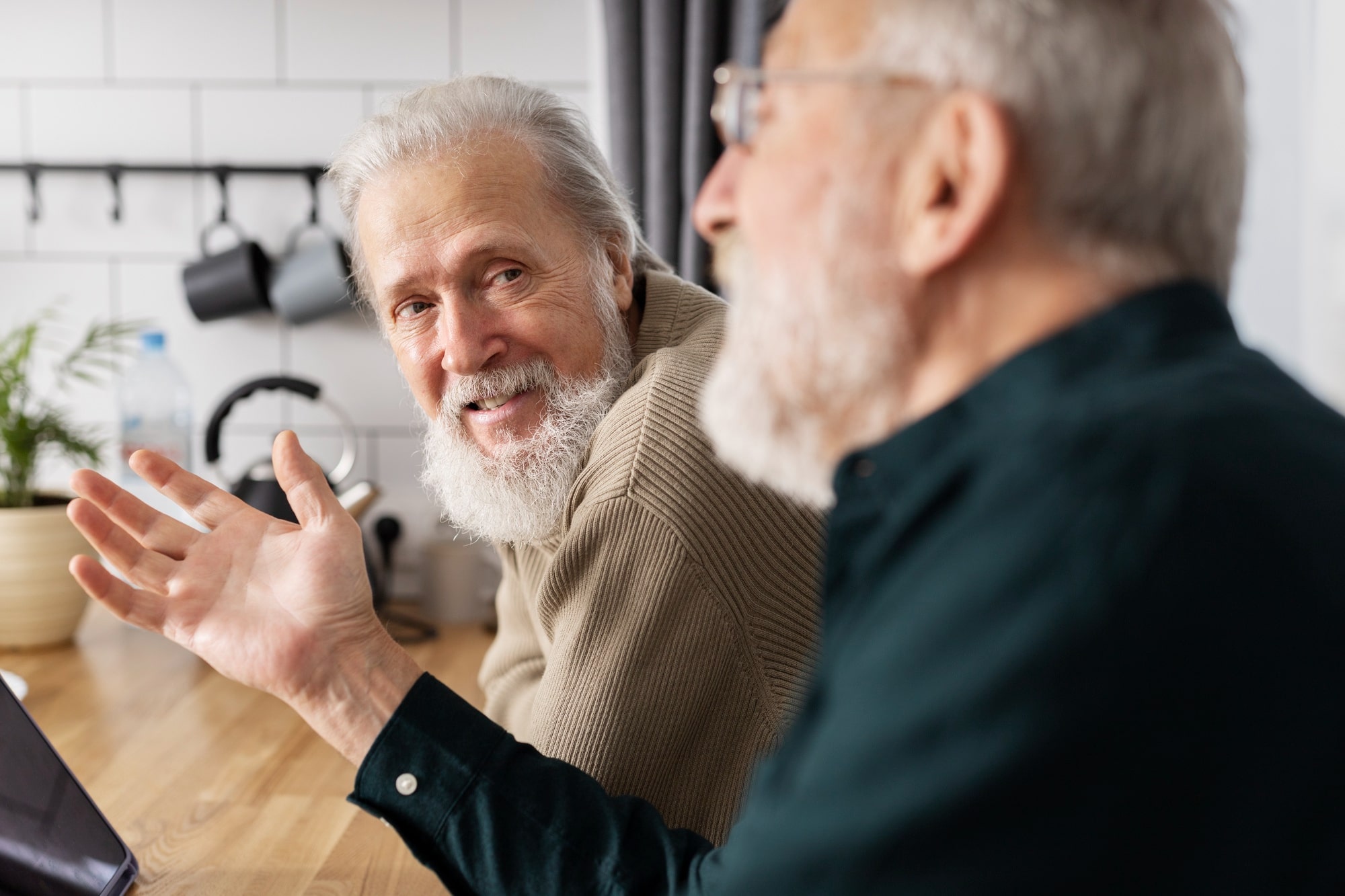 Hoe je als oudere weer volop kunt genieten van geluid en gesprekken