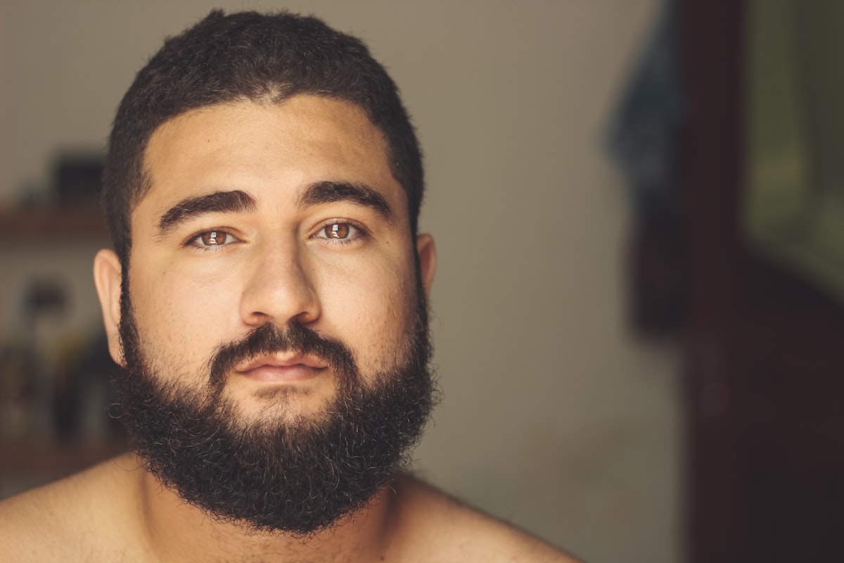 De ongetemde baard duwt de barbier-perfecte versie opzij